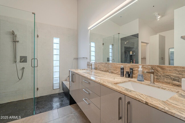 Building Photo - 9102 E Siesta Ln
