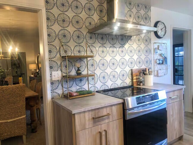 Building Photo - A true Tucson style home near the University of Arizona main campus! Must See!