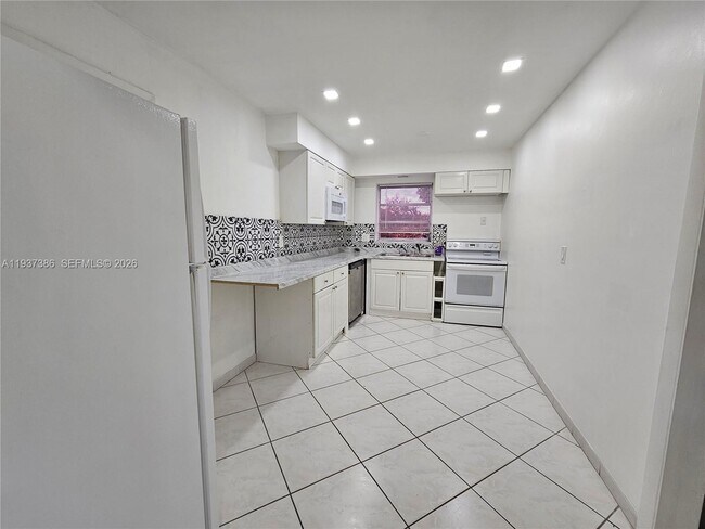 Building Photo - 5401 Hollywood Blvd