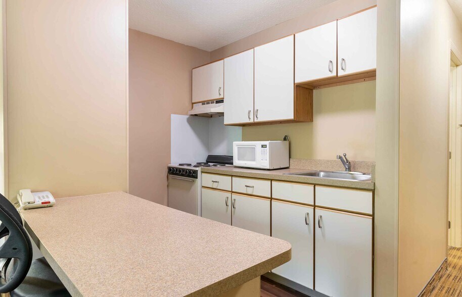 Building Photo - Furnished Studio-Greensboro - Airport