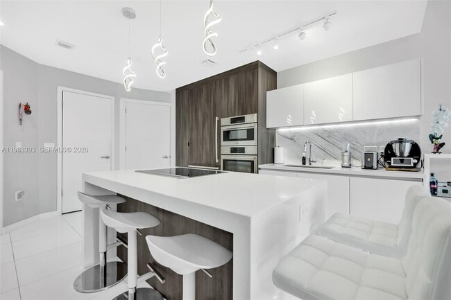 Building Photo - 851 NE 1st Ave