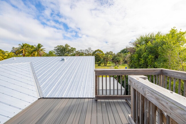 Building Photo - 1036 NE Wright Ave