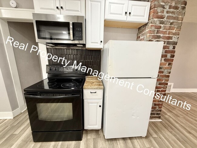 Building Photo - 3-Bedroom Home with Modern Updates Throughout