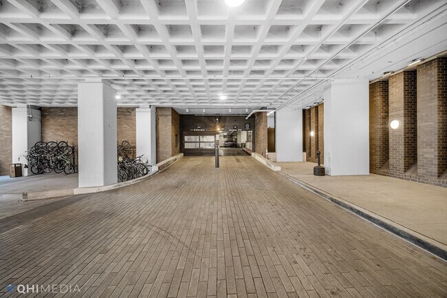 Building Photo - 6033 N Sheridan Rd