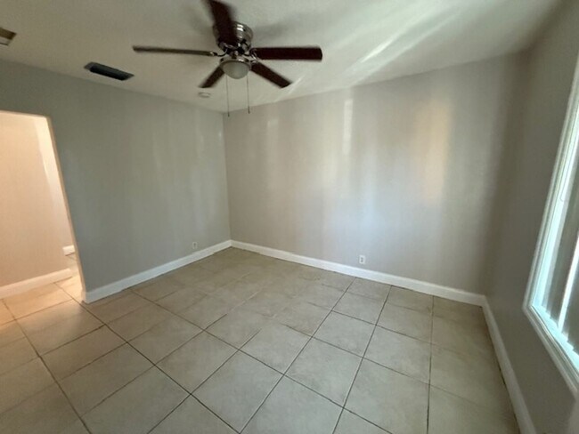 Building Photo - 1529 S Ridgewood Ave