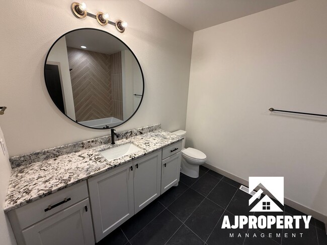 Building Photo - 8609 W Shoreline Pl