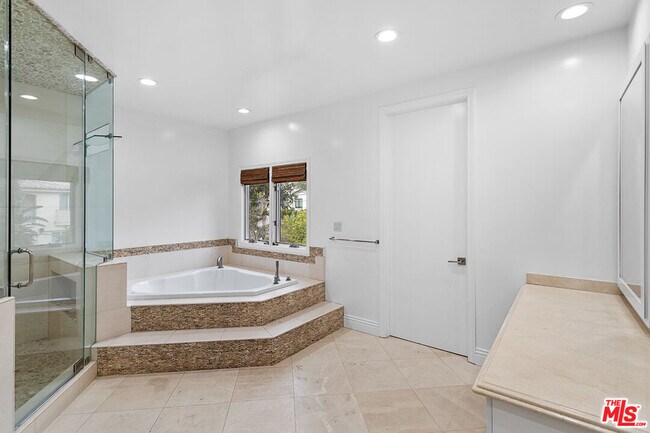 Building Photo - 4510 Tyrone Ave