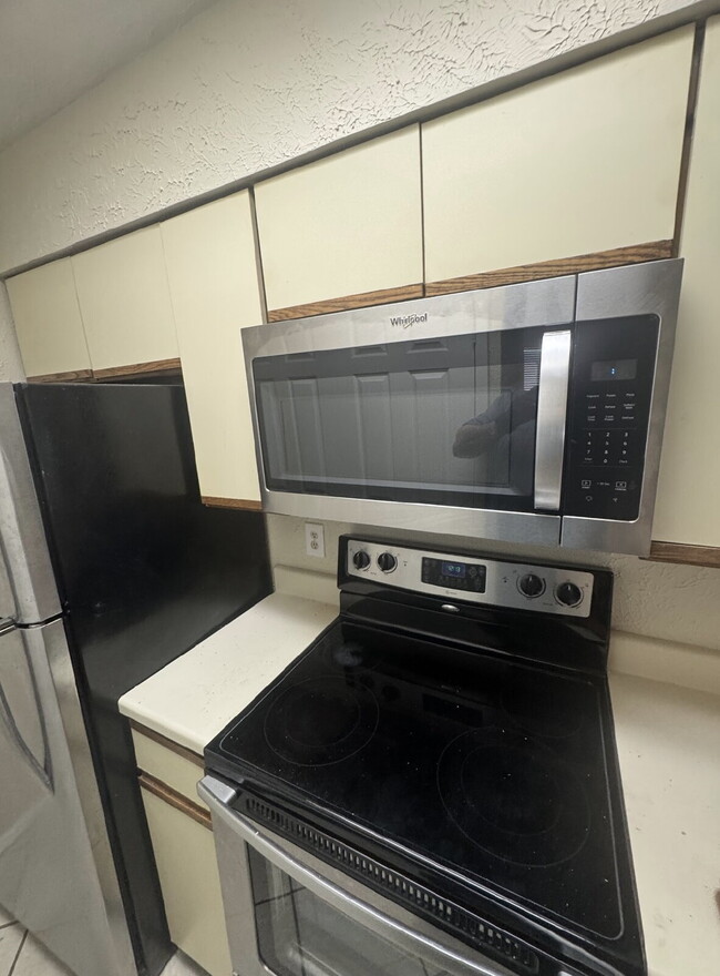 Building Photo - Beautiful 2 bedroom condo