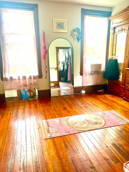 Access to yoga/mediatation/gym room - 817 E Girard Ave