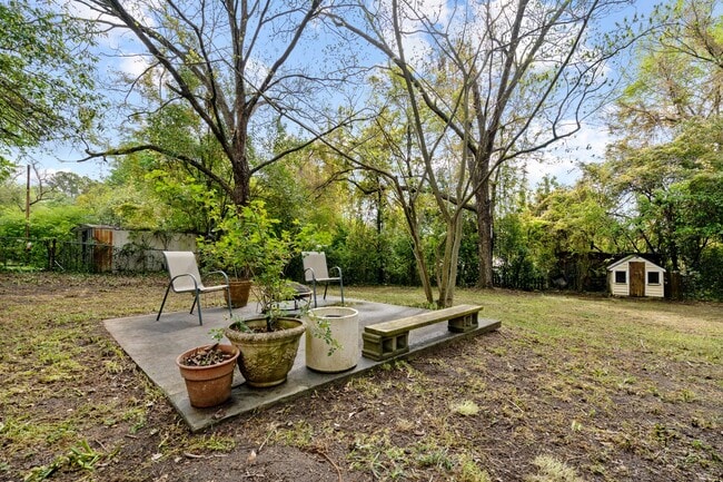 Building Photo - 802 N Poplar St