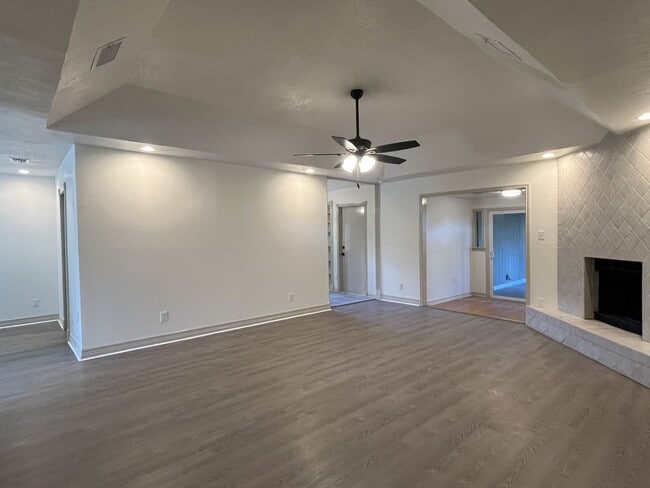 Building Photo - 3 Bedroom 2 Bath Southside!!