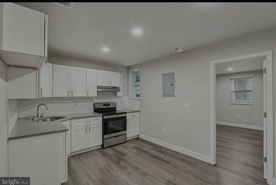 Building Photo - 5425 Ridgewood St