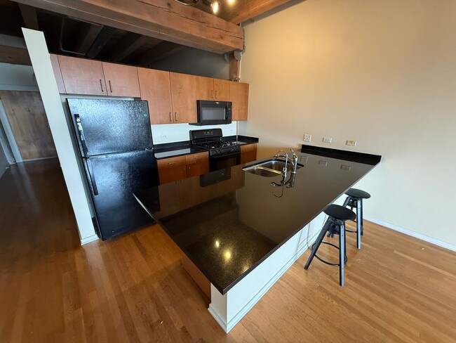 Building Photo - Great 1 Bedroom/1 Bath Great Location Close to Entertainment and Transportation!