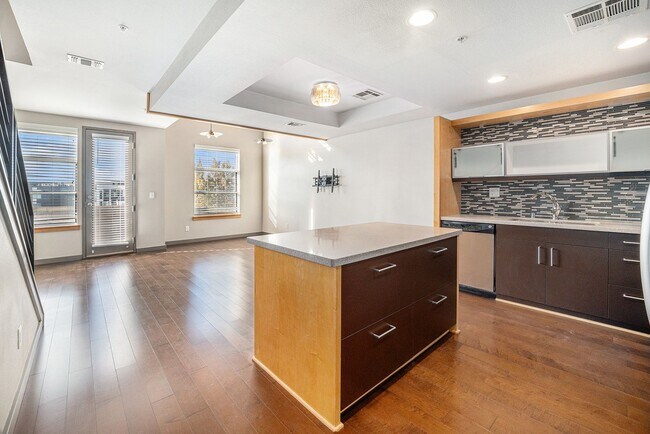 Building Photo - 2 Bed 2 Bath in Prime Location in LoHi