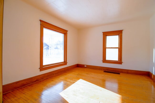 Building Photo - 418 W Irving Ave