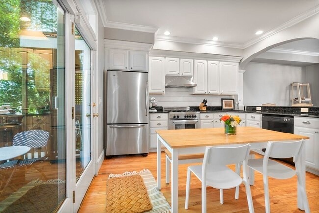 Building Photo - 10 S Sydney St