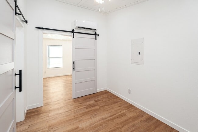 Building Photo - 204 Marlin St