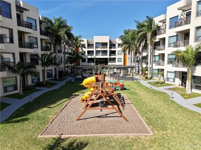 Building Photo - 38 Travis St