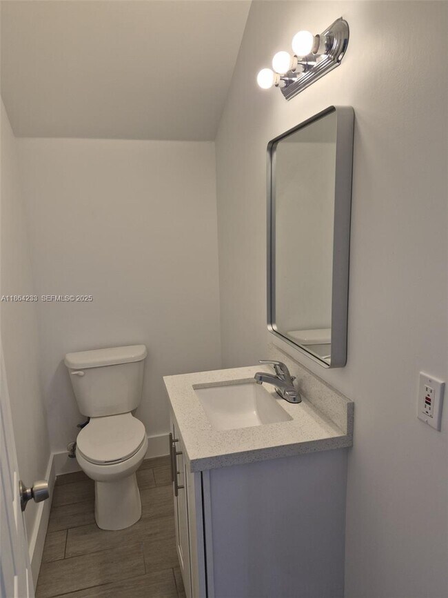 Building Photo - 2208 SW 3rd Ave