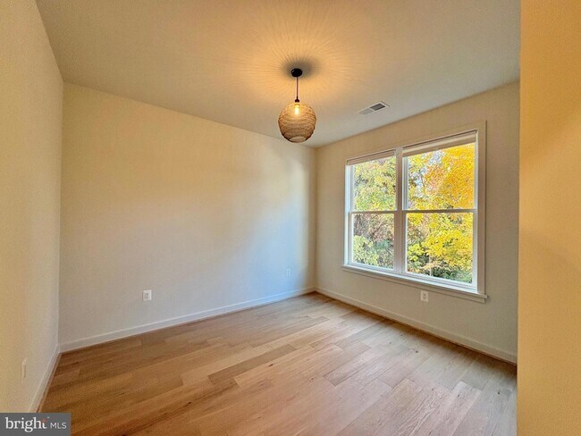 Building Photo - 635 Upland Pl