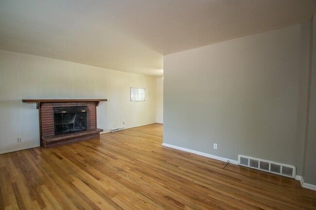 Building Photo - 3375 Moorhead Ave