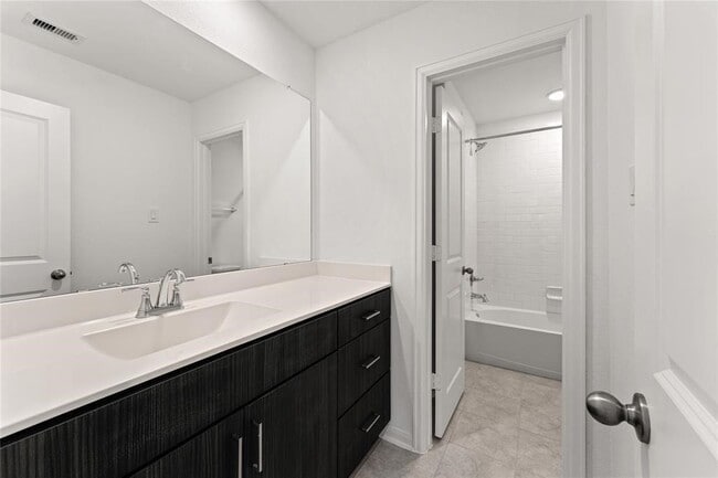 Building Photo - 550 Long Beach Bay Dr