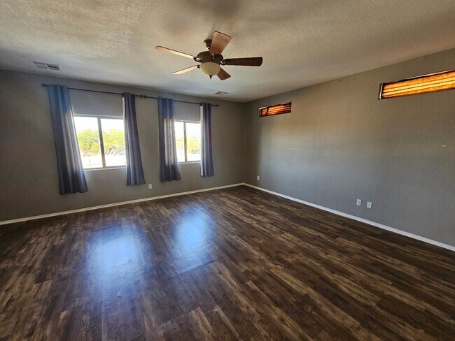 Building Photo - 5910 E Valley View Dr