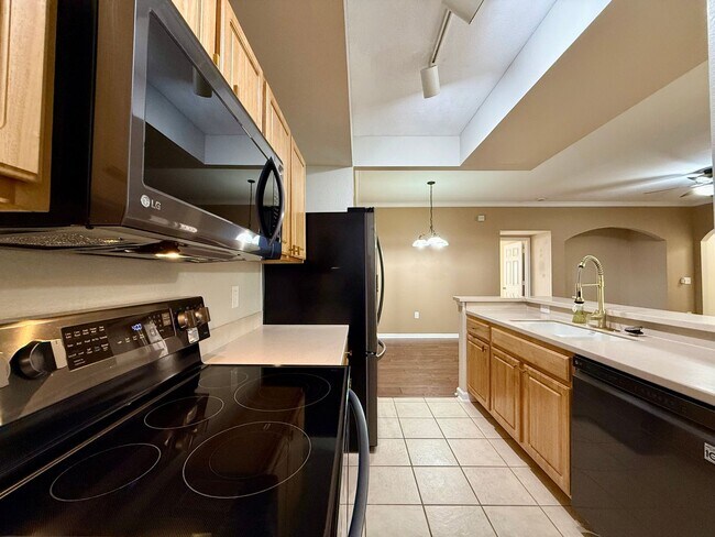 Building Photo - GROUND-LEVEL, 2-bedroom, 2-bath condo loca...