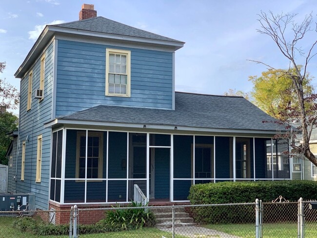 Building Photo - Short Term Lease at $1200/month- Pre-Leasing for Fall at $1900/month [Olympia]