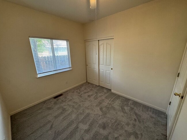 Building Photo - Quiet Home on Cul-De-Sac Available now!!