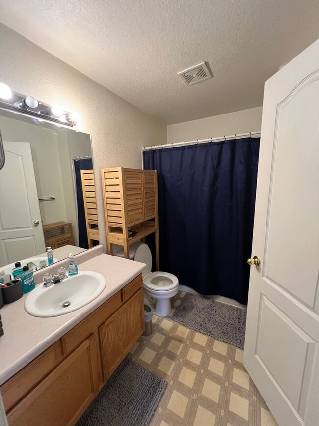 Building Photo - Beautiful 2Bd 1.5Bath Condo Close to Every...