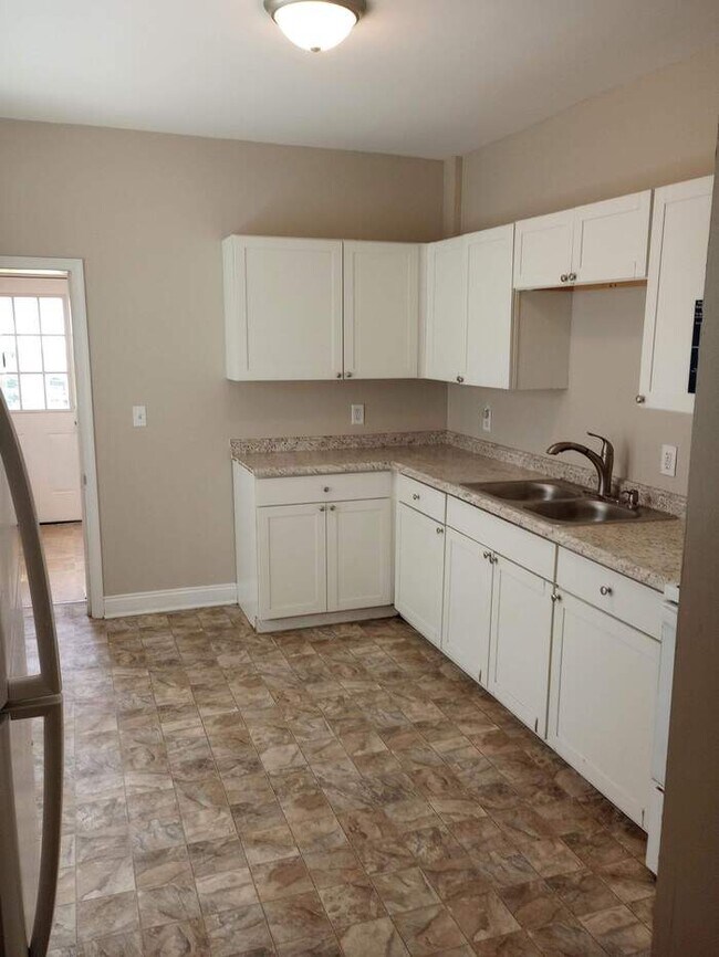 Building Photo - NOW AVAILABLE! - 440 Main St unit 1, East ...