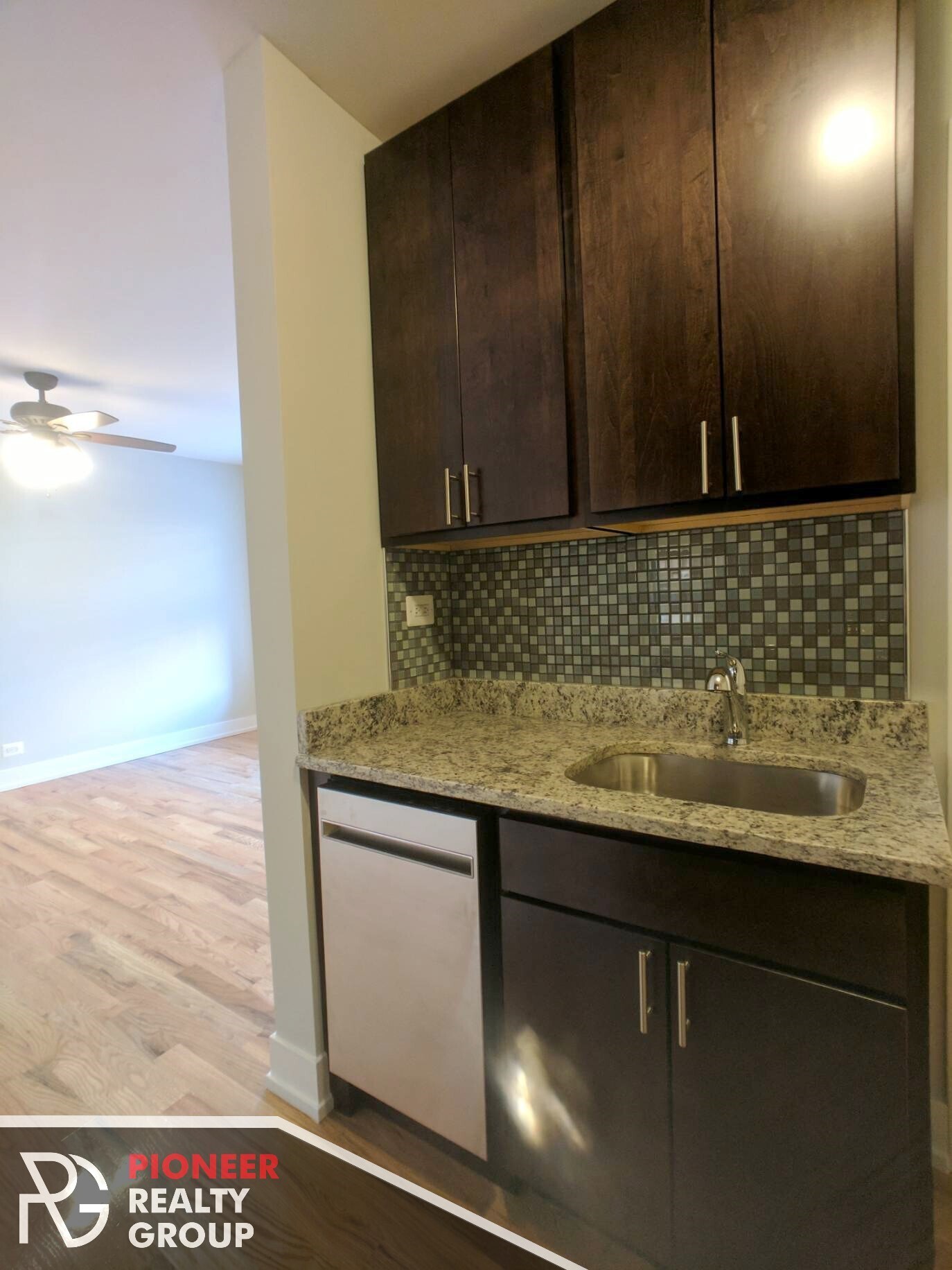 Building Photo - 813 W Cornelia Ave