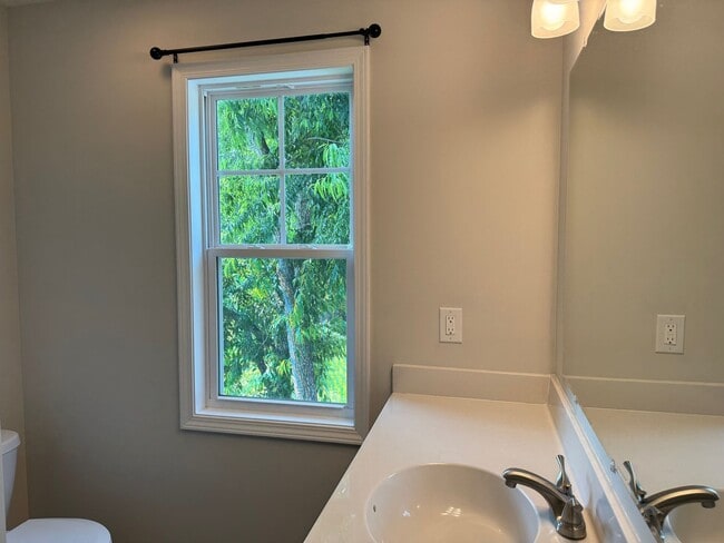 Building Photo - Oakley - Modern Three Bedroom