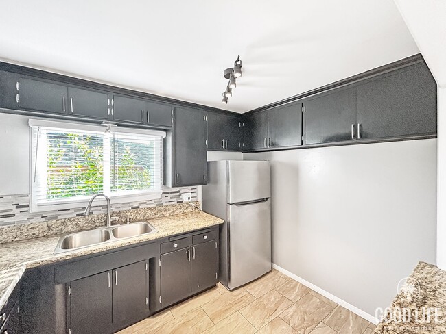 Building Photo - Beautiful 2BD/1BA W/ Large Backyard and Re...