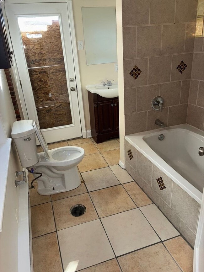 Building Photo - 513 Callender St