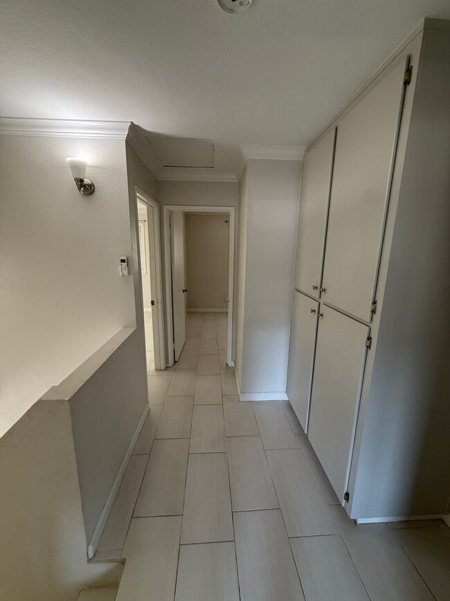 Building Photo - Modern 3 Bedroom, 2.5 Bath Two-Story Townh...