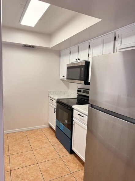 Building Photo - 387 Knox McRae Dr