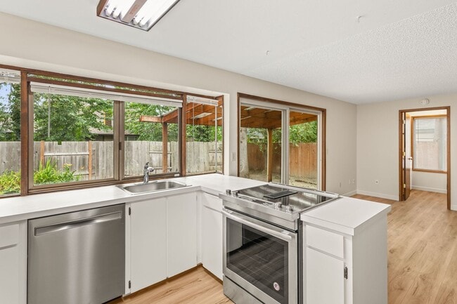 Building Photo - Must See! 3 bed/2 bath home with amazing private backyard - Double Garage/Community Pool