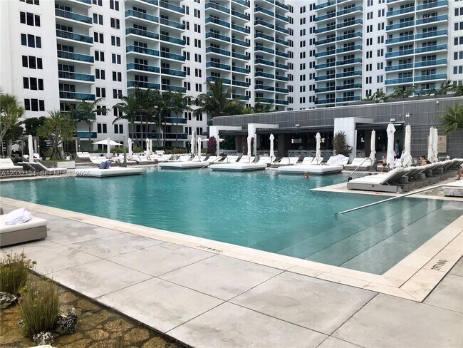 Building Photo - 2301 Collins Ave
