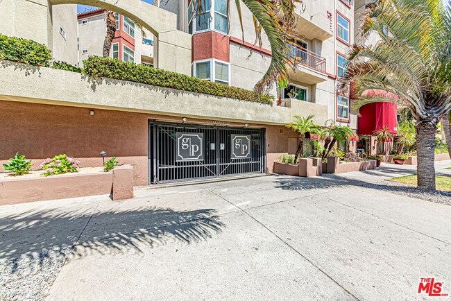 Building Photo - 620 S Gramercy Pl