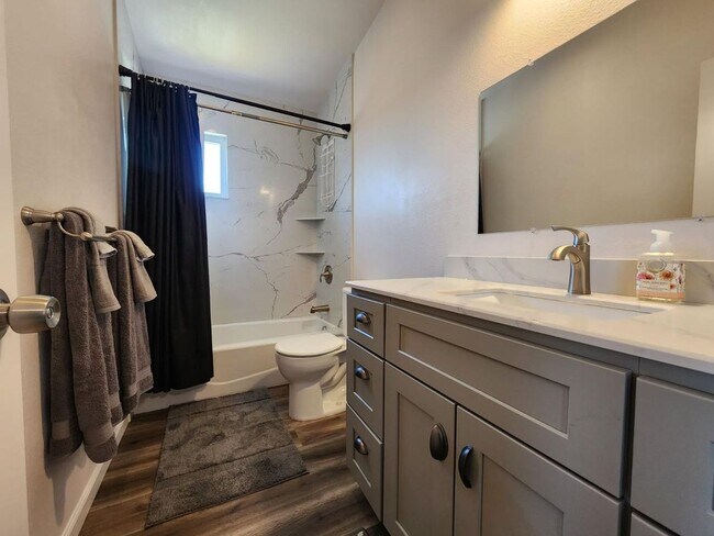 Building Photo - Utilities Included! 1 Bedroom Upstairs Apa...