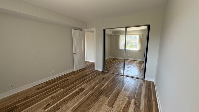 Building Photo - 9439 Bay Colony Dr