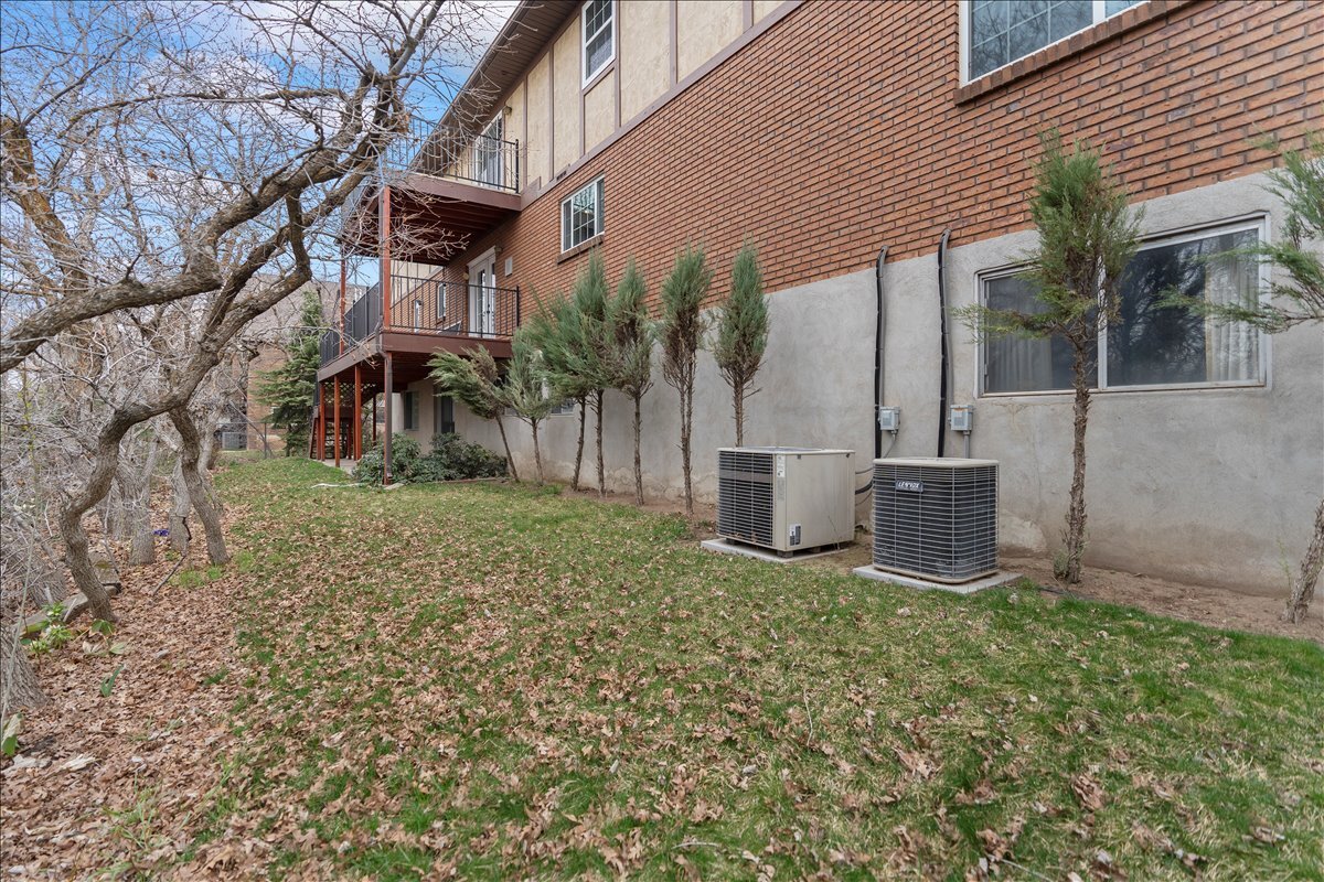 Building Photo - 717 Woodridge Dr