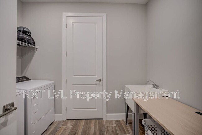 Building Photo - 16112 Lakeland Dr