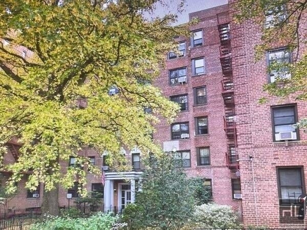 Building Photo - Large Studio with Separate Kitchen and 2  ...