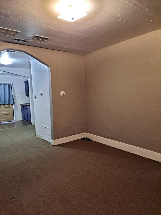 Building Photo - ALL PROSPECTIVE TENANTS MUST SUBMIT A $58 NON-REFUNDABLE APPLICATION FEE PER APPLICANT ONLINE AND...