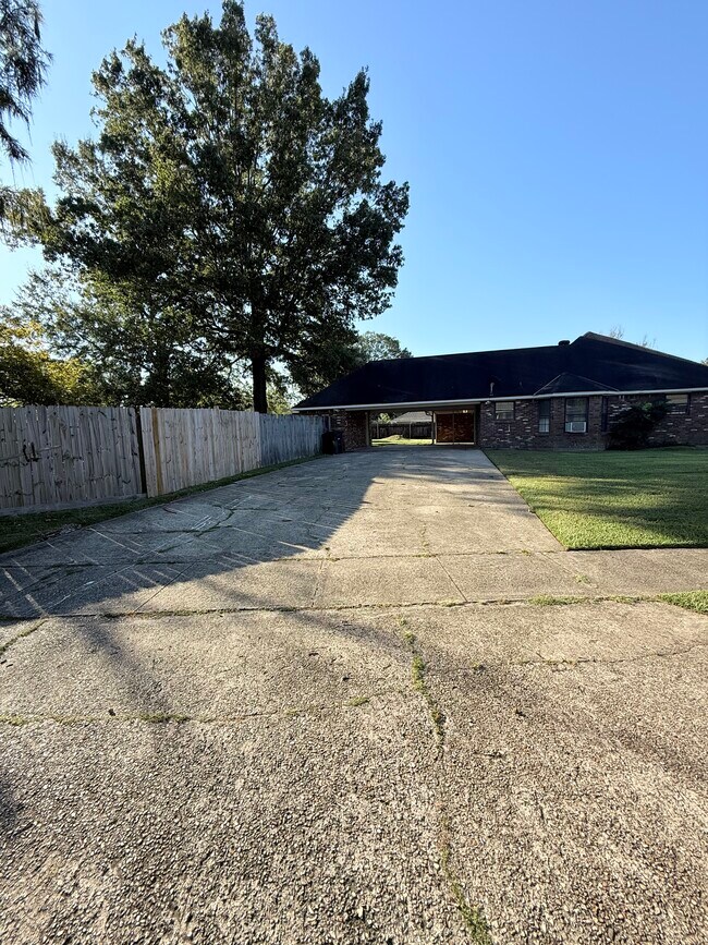 Building Photo - 2011 Aspenwood Dr