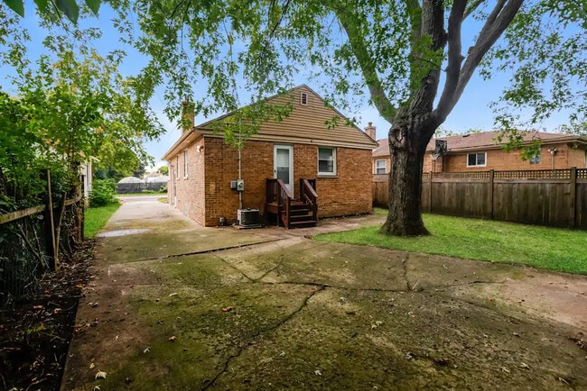 Building Photo - 1625 Mulford St