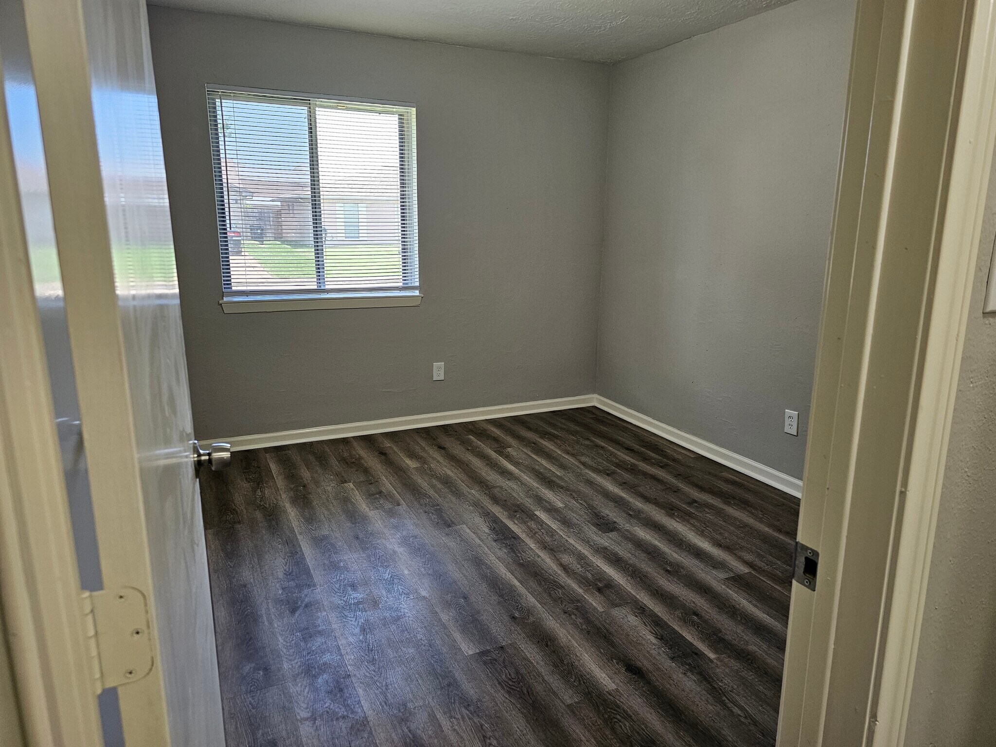 3rd bedroom - 9806 Thrush St